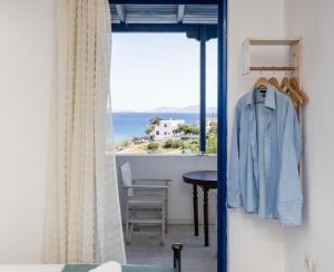 a room with a view of the ocean at Hippocampus studios 2 min walk from the beach in Moutsoúna