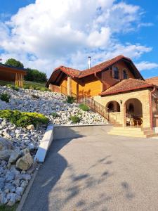 een huis met een stenen loopbrug voor een gebouw bij Villa Magnolia in Sveti Martin na Muri