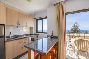 una cucina con una grande finestra e un tavolo con sedie di Los Ficus a Playa del Ingles
