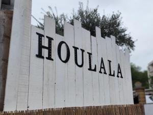 ein Schild für das Hollywood-Schild vor einem Gebäude in der Unterkunft HOULALA Gîte & Chambres d'hôtes in Pont-Évêque
