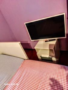 A television and/or entertainment centre at Les Maisons des Fleurs