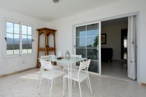 un comedor blanco con una mesa y sillas blancas en Apartment Lapa Punta Mujeres Sea Views By PVL, en Punta Mujeres