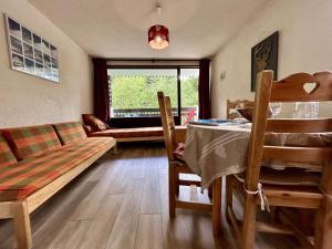 Posezení v ubytování Studio avec coin montagne - 4 pers, à 100m des télécabines, piscine, parking, casier à ski - FR-1-330F-94