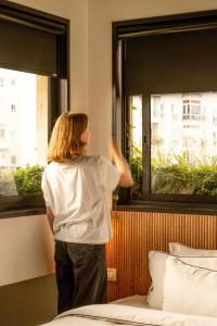Postel nebo postele na pokoji v ubytování Savanna - by Loginn Tel-Avivian hotels