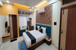1 dormitorio con 1 cama y 1 dormitorio con puerta en Hotel Sarika International, en Indore