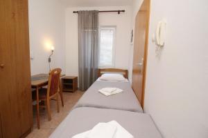 Postel nebo postele na pokoji v ubytování Modern eingerichtete Apartment im Erdgeschoss ideal für Famillien mit Kinder im Zentrum von Baska