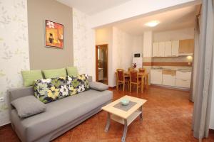 Kuchyň nebo kuchyňský kout v ubytování Modern eingerichtete Apartment im Erdgeschoss ideal für Famillien mit Kinder im Zentrum von Baska + 14 fotografií