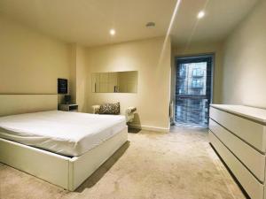 um quarto com uma cama branca e uma janela em Jenny's Place em Hendon