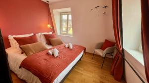 a bedroom with a bed with two towels on it at Appartement Le Verdoyant hyper centre avec Parking et Sauna in Colmar