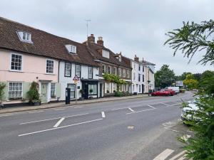 a street with houses and cars parked on the road at Northfield End Cottage in Henley on Thames