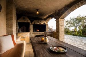 een houten tafel met een bord eten erop bij Alexandros Stone Villa in Ágios Nikólaos