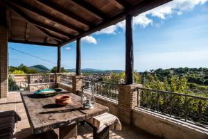 d'une table en bois sur un balcon avec vue. dans l'établissement Alexandros Stone Villa, à Ágios Nikólaos