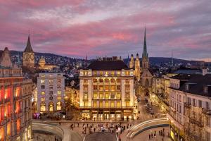 蘇黎世的住宿－Mandarin Oriental Savoy, Zurich，享有夜间城市景观和建筑