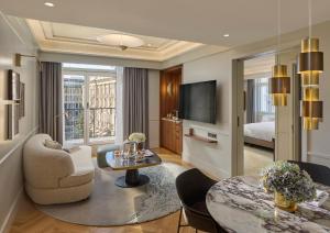 TV a/nebo společenská místnost v ubytování Mandarin Oriental Savoy, Zurich