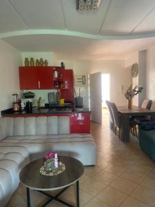 - un salon avec un canapé et une table dans l'établissement luxy Appartement, Smir Park, M’diq ,TETOUAN, à Marina Smir