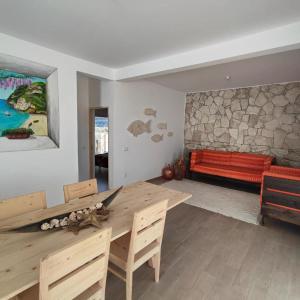 Casa Djarmai Boutique Apartments في فيلا دو مايو: غرفة معيشة مع طاولة خشبية وأريكة