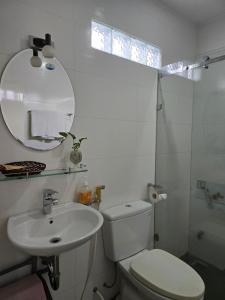 uma casa de banho com um WC, um lavatório e um espelho. em VANAPARTMENT em Ho Chi Minh