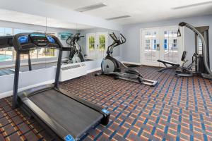 een fitnessruimte met 3 hometrainers in een kamer bij Baymont by Wyndham Brunswick GA in Brunswick