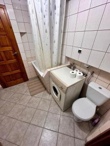 małą łazienkę z toaletą i umywalką w obiekcie Nocuj u Rogala w mieście Szczebrzeszyn