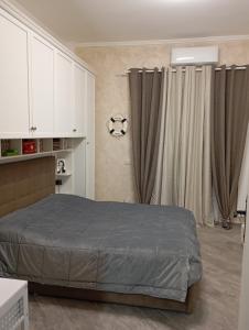 1 dormitorio con 1 cama y armarios blancos en Appartamento 50 mt dal mare en Lido di Ostia