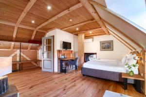 ein Schlafzimmer mit einem Bett und einem Schreibtisch in einem Zimmer in der Unterkunft Gostilna Pri Martinu in Kranjska Gora