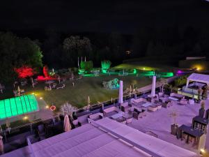 una vista aérea de un patio con piscina por la noche en Dei Hotel Schönblick en Velden am Wörthersee