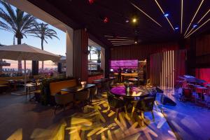 un restaurante con mesas y sillas en una habitación en Universal Hotel Neptuno - Adults Only en Playa de Palma