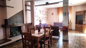 een eetkamer met een tafel en een open haard bij ALYSSA SWEET DREAMS -Holidays House in Sora