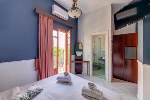 Кровать или кровати в номере Electra Syros - Adults Only