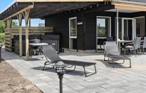 un patio con sillas, una parrilla y una mesa en Beautiful Home In Hemmet With Wifi en Hemmet