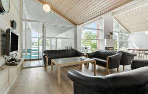 Posezení v ubytování Pet Friendly Home In Knebel With Indoor Swimming Pool