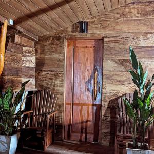 - une porte en bois dans une chambre avec 2 chaises dans l'établissement VISU VILLA hotel, à Habarana