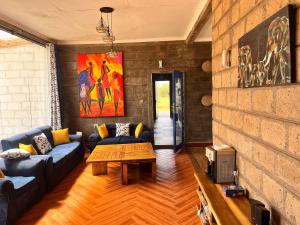 un soggiorno con divano e tavolino da caffè di Amboseli Glass house a Oloitokitok 