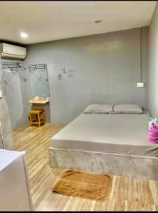 um quarto com uma cama grande e uma secretária em Cactus Resort em Ko Larn
