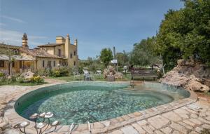 een zwembad in de tuin van een huis bij Nice Home In Canino Vt With Wifi in Case Riminino