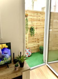 Televízia a/alebo spoločenská miestnosť v ubytovaní Studio Océan Remblai + 28 fotografií
