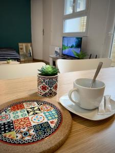 Televízia a/alebo spoločenská miestnosť v ubytovaní Studio Océan Remblai