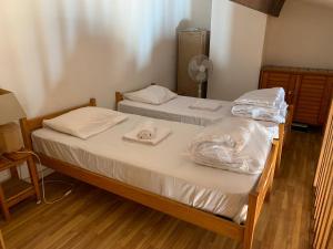 duas camas num quarto com lençóis brancos em Beautiful apartment - Swimming pool - 4 people em Cagnes-sur-Mer