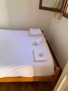 uma cama com duas toalhas e um livro sobre ela em Beautiful apartment - Swimming pool - 4 people em Cagnes-sur-Mer