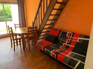 um quarto com uma cama, uma mesa e uma escada em Beautiful apartment - Swimming pool - 4 people em Cagnes-sur-Mer