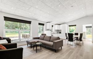 Ruang duduk di 3 Bedroom Cozy Home In Farsø