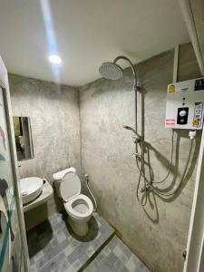 ein Bad mit WC und Dusche in der Unterkunft Cactus Resort in Ko Larn
