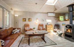 Кът за сядане в 4 Bedroom Beautiful Home In Skjern