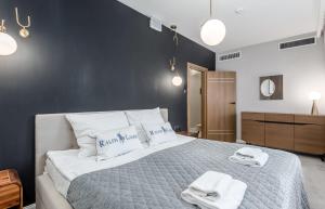 En eller flere senge i et værelse på Deo Plaza Waterfront Luxury Apartments by Rent like home