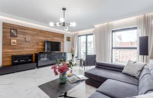 Et tv og/eller underholdning på Deo Plaza Waterfront Luxury Apartments by Rent like home + 88 billeder