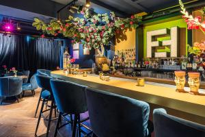 a bar at a restaurant with blue chairs at De Bij Middelbrug in Middelburg