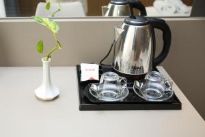 Set per la preparazione di tè e caffè presso Charm Hotel