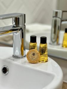 dos botellas de aceite sentadas en el lavabo del baño en Hotel 500 W Strykowie en Stryków