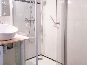 ein Bad mit einer Dusche und einem Waschbecken in der Unterkunft Studio Brides-les-Bains, 1 pièce, 4 personnes - FR-1-512-266 in Brides-les-Bains