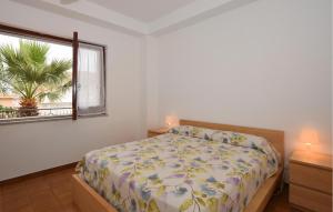 ein Schlafzimmer mit einem Bett und einem Fenster und einer Palme in der Unterkunft Nice Apartment In Marina Di Modica in Marina di Modica
